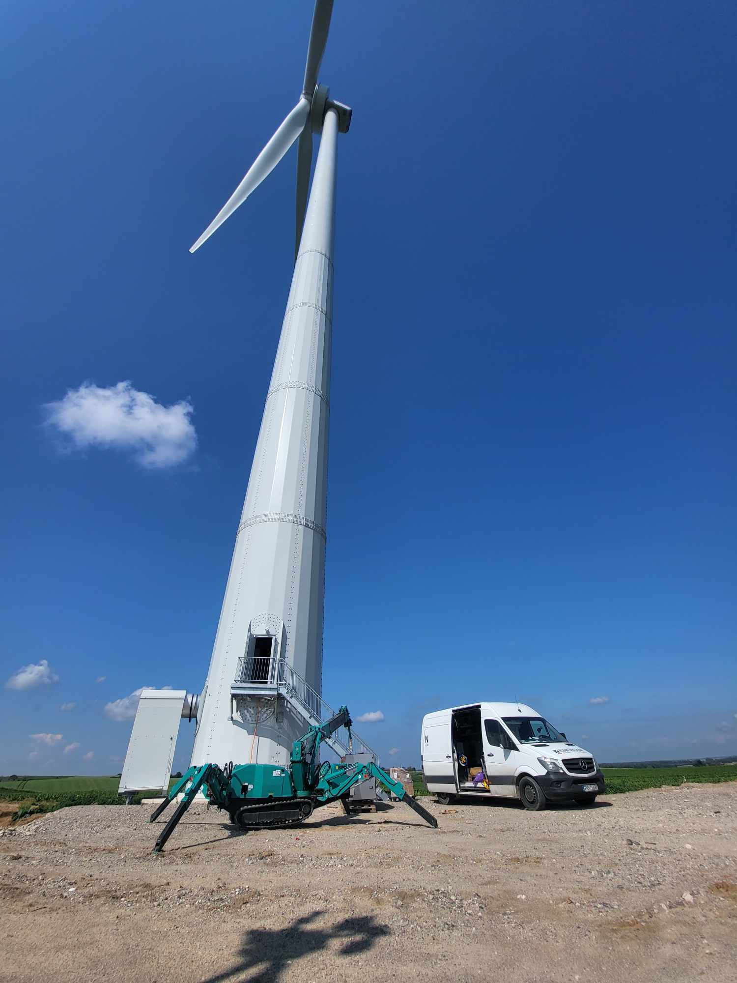 minizuraw podczas prac naprawa klimatycacji wiatraka Koszalin